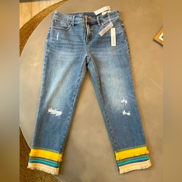 Chico's Denim - **SUPER ADORABLE** Jeans ..NWT Chico’s Cropped Jeans with Designed Hem !!
